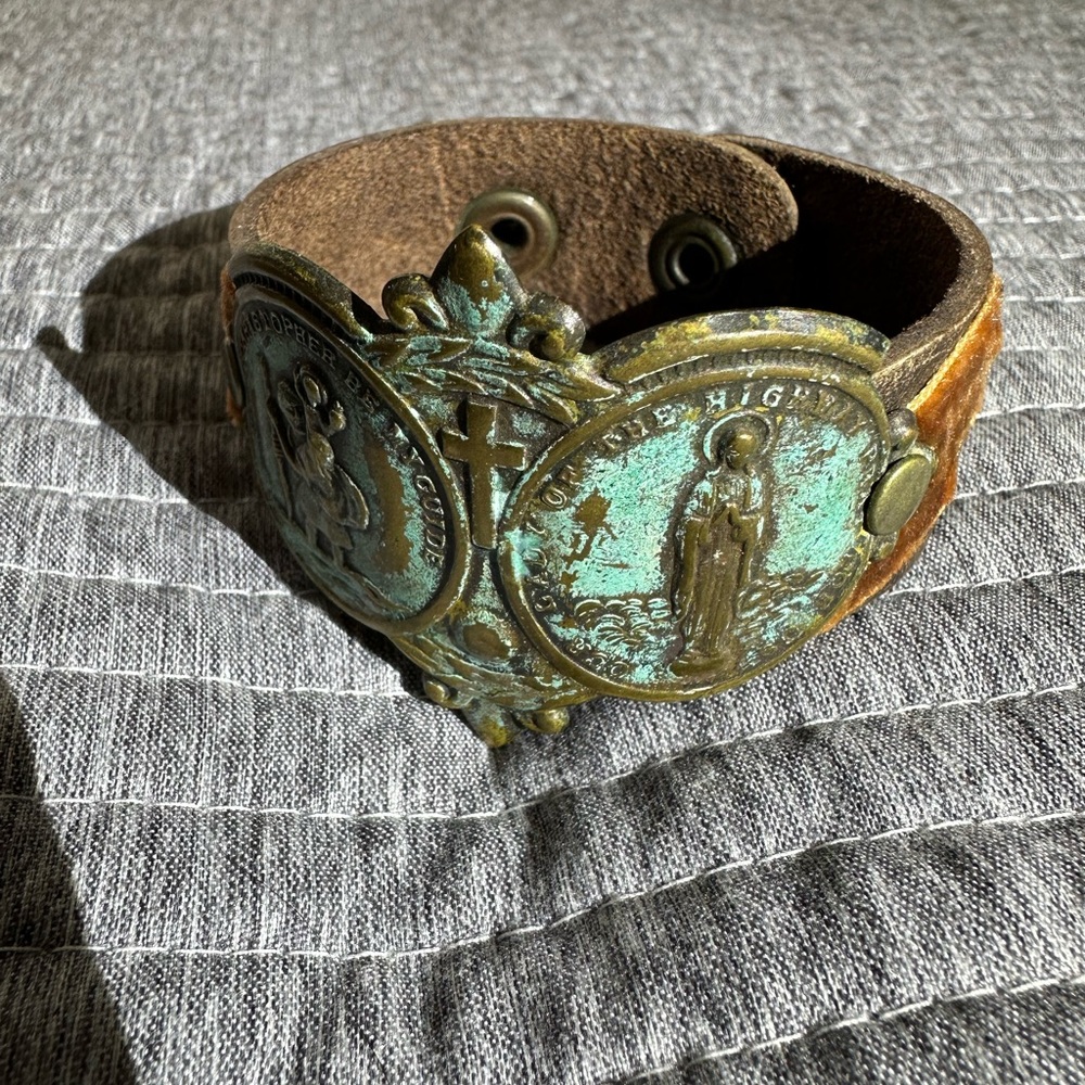 Women’s adjustable leather bracelet